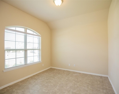 311 Lockridge Hill Ln - Photo Thumbnail 15