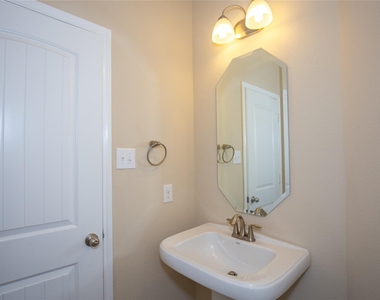 311 Lockridge Hill Ln - Photo Thumbnail 27