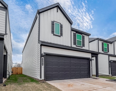 3204 Crown Gate Drive - Photo Thumbnail 1
