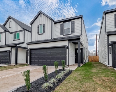 3204 Crown Gate Drive - Photo Thumbnail 2