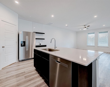 3204 Crown Gate Drive - Photo Thumbnail 12