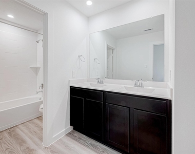 3204 Crown Gate Drive - Photo Thumbnail 17