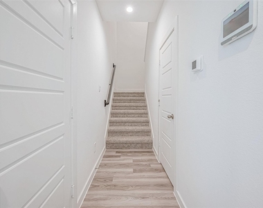 3204 Crown Gate Drive - Photo Thumbnail 4
