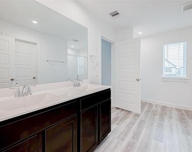 3204 Crown Gate Drive - Photo Thumbnail 28