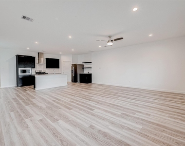 3204 Crown Gate Drive - Photo Thumbnail 5