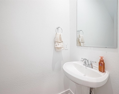 3204 Crown Gate Drive - Photo Thumbnail 14