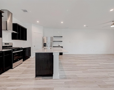 3204 Crown Gate Drive - Photo Thumbnail 8
