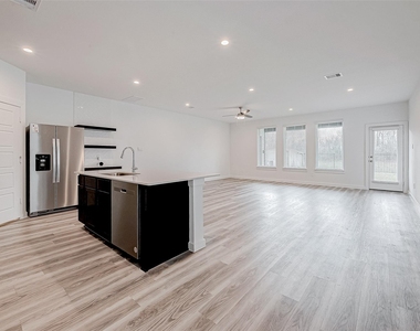 3204 Crown Gate Drive - Photo Thumbnail 7