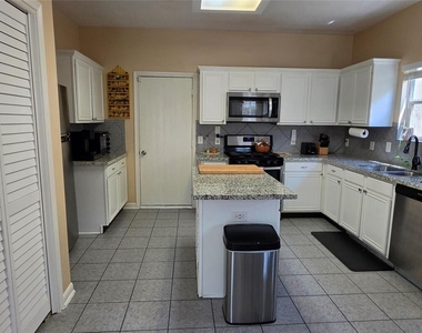 835 Forest Thicket Lane - Photo Thumbnail 3