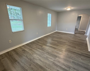 513 W 1st Street - Photo Thumbnail 4