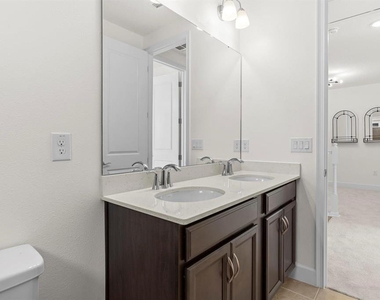 933 Signet Drive - Photo Thumbnail 27