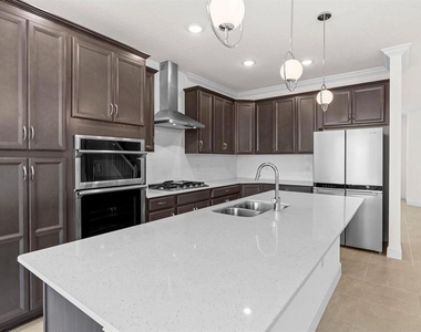 933 Signet Drive - Photo Thumbnail 4