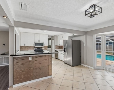 7111 Gateway Court - Photo Thumbnail 14