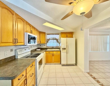 3131 Roxbury Drive - Photo Thumbnail 9