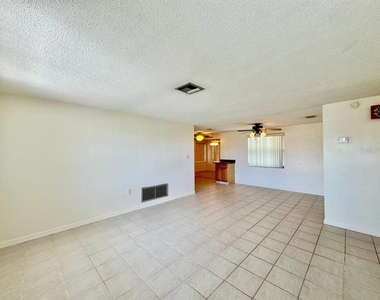 3131 Roxbury Drive - Photo Thumbnail 3