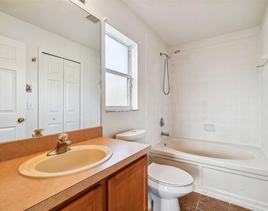 7956 Carriage Pointe Drive - Photo Thumbnail 14