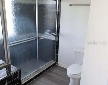 211 Oakwood Boulevard - Photo Thumbnail 8
