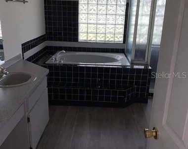211 Oakwood Boulevard - Photo Thumbnail 7