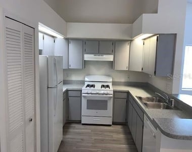 211 Oakwood Boulevard - Photo Thumbnail 4