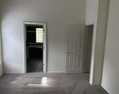 211 Oakwood Boulevard - Photo Thumbnail 5