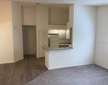 211 Oakwood Boulevard - Photo Thumbnail 2