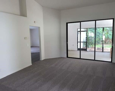 211 Oakwood Boulevard - Photo Thumbnail 1