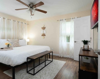1425 Ne 13th Street - Photo Thumbnail 2