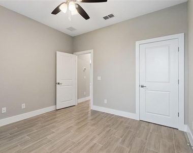 1057 Sabine Place - Photo Thumbnail 16
