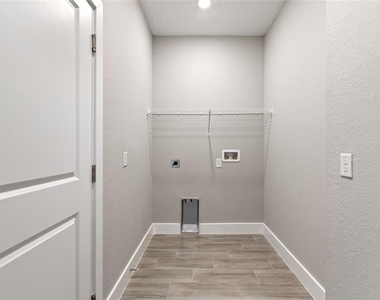 1057 Sabine Place - Photo Thumbnail 26