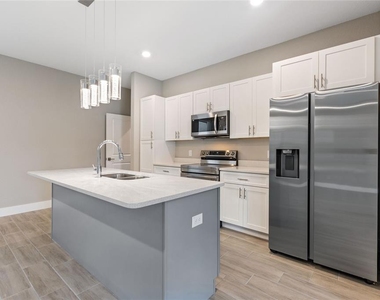 1057 Sabine Place - Photo Thumbnail 12