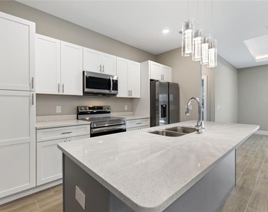 1057 Sabine Place - Photo Thumbnail 14