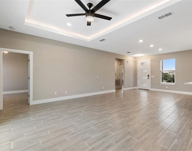 1057 Sabine Place - Photo Thumbnail 10