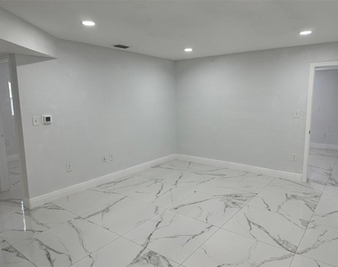 1710 S Washington Avenue - Photo Thumbnail 3