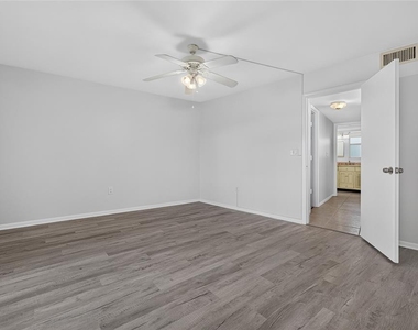 245 Center Road - Photo Thumbnail 20