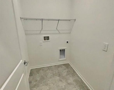 4033 Ambrose Avenue - Photo Thumbnail 7