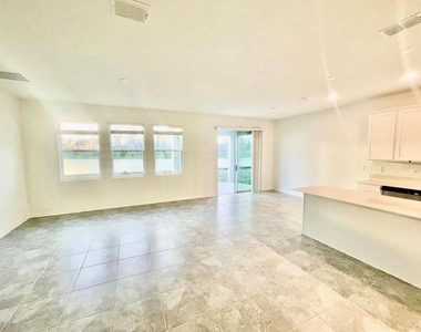 4033 Ambrose Avenue - Photo Thumbnail 4