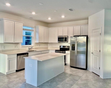 4033 Ambrose Avenue - Photo Thumbnail 2