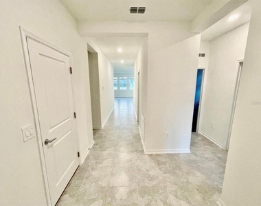 4033 Ambrose Avenue - Photo Thumbnail 5