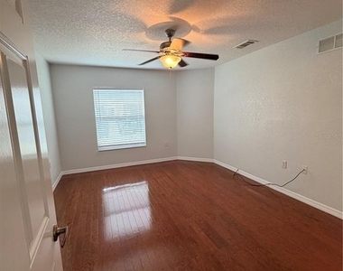 4600 E Moody Boulevard - Photo Thumbnail 12