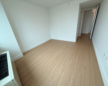 47-05 CENTER BLVD - (CENTER BLVD & 47TH AVE) - Photo Thumbnail 2