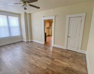 2526 E Yandell Drive - Photo Thumbnail 7