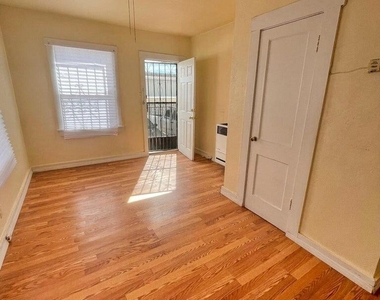 2526 E Yandell Drive - Photo Thumbnail 13