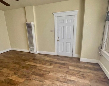 2526 E Yandell Drive - Photo Thumbnail 5
