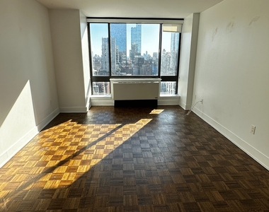 West 42nd Street - Photo Thumbnail 4
