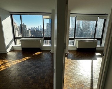 West 42nd Street - Photo Thumbnail 9