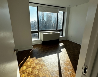 West 42nd Street - Photo Thumbnail 5