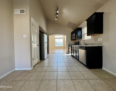 3813 Loma Dante - Photo Thumbnail 12