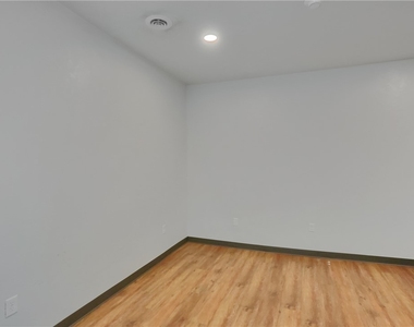 526 Fallowfield Ave - Photo Thumbnail 5