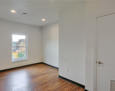 526 Fallowfield Ave - Photo Thumbnail 7