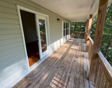 104 Travelers Lane - Photo Thumbnail 6